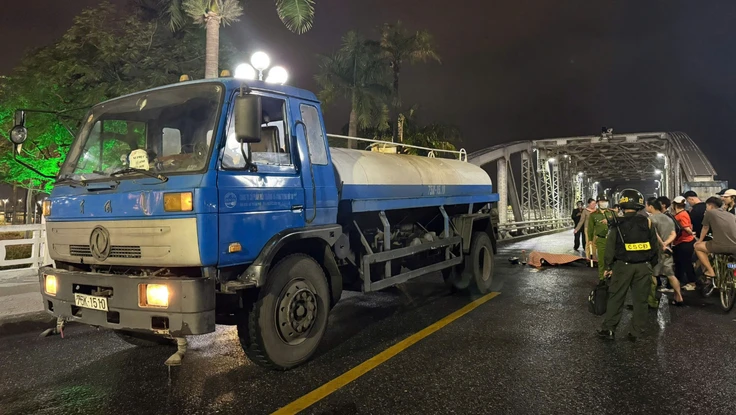 Xe bồn tưới nước va chạm xe máy trên cầu Trường Tiền, một người tử vong