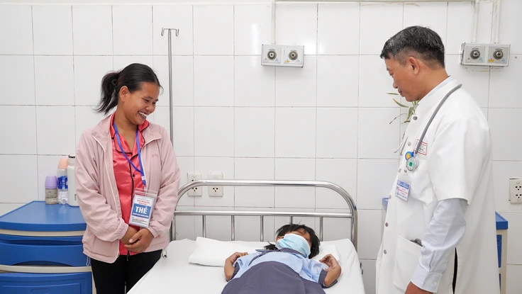 Hành khách mang huyết thanh từ TP.HCM đến Huế cứu bé 7 tuổi bị rắn cạp nia cắn