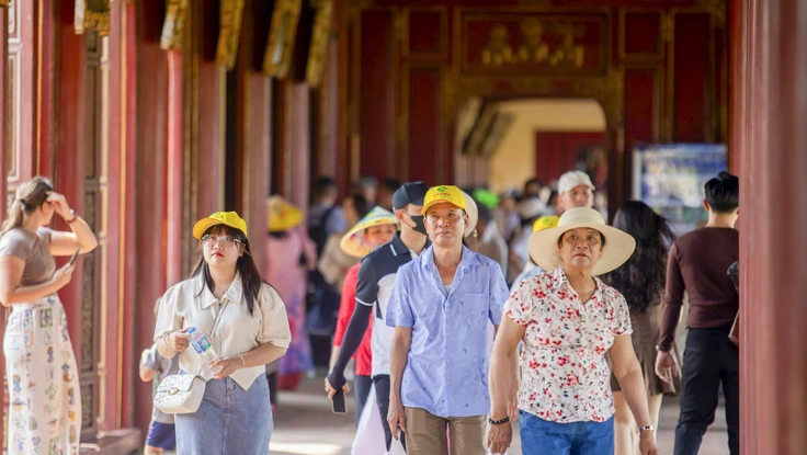 Đại Nội nhộn nhịp khách dịp kỷ niệm Ngày Giải phóng Huế