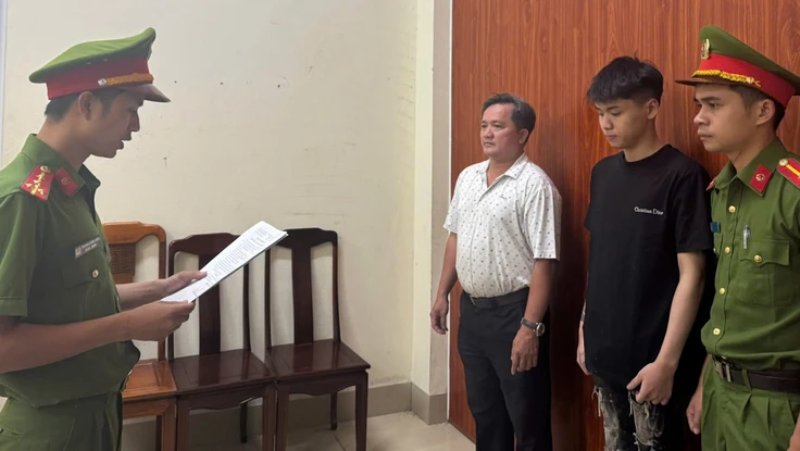 Đi xe ngược chiều 'thông chốt' công an, thanh niên 18 tuổi bị khởi tố