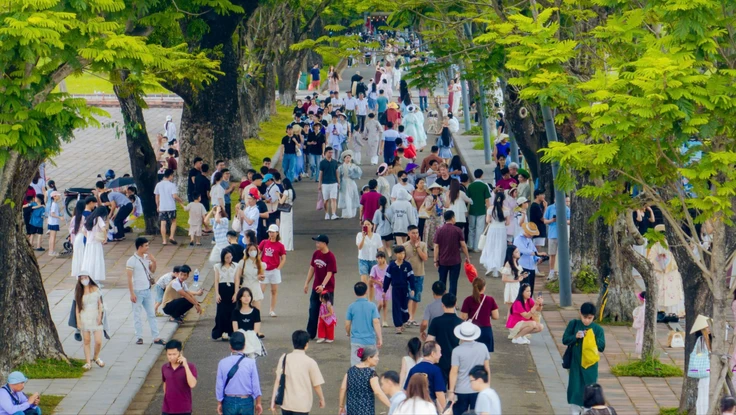 Hàng ngàn du khách tham quan Đại nội Huế trong ngày lễ 30-4