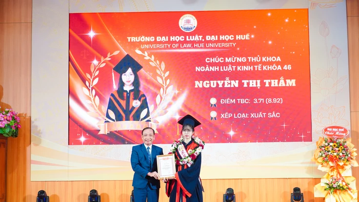 Huế: Hơn 800 sinh viên luật được đào tạo song ngữ Việt - Anh nhận bằng tốt nghiệp 