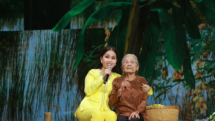 Ca sĩ Cẩm Ly nghẹn ngào trong liveshow Tự tình quê hương kỷ niệm 30 năm ca hát sau 9 năm trở lại