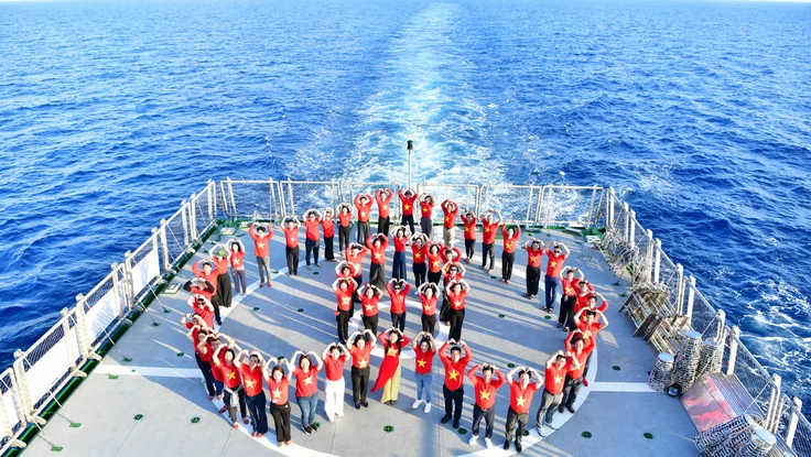 'Chuyến tàu Đại đoàn kết' đưa kiều bào ra thăm Trường Sa và Nhà giàn DK1