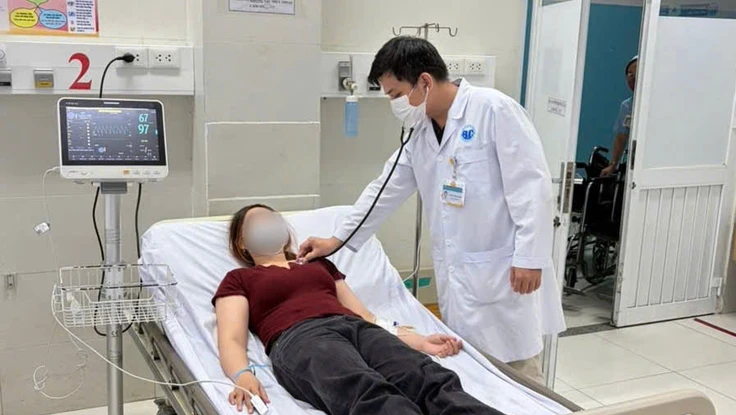 TP.HCM: 11 công nhân cấp cứu sau bữa ăn trưa