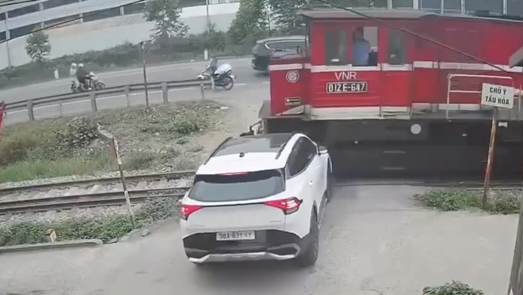 Từ 15-5, ô tô vượt rào chắn đường sắt bị phạt tới 20 triệu đồng