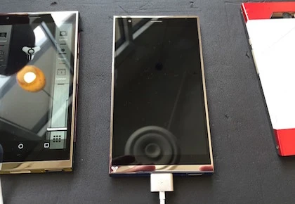 Độc đáo smartphone chế tác khung bằng kim loại lỏng