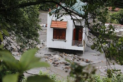 VNPT VinaPhone sát cánh cùng bà con chống lũ