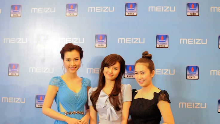 Midu tươi cười rạng rỡ bên smartphone Meizu