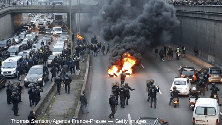 Paris lại chìm trong biểu tình vì Uber