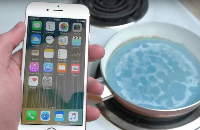 Điều gì sẽ xảy ra khi bỏ iPhone vào chảo sáp đang sôi