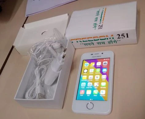 Trên tay chiếc smartphone có giá 85.000 đồng