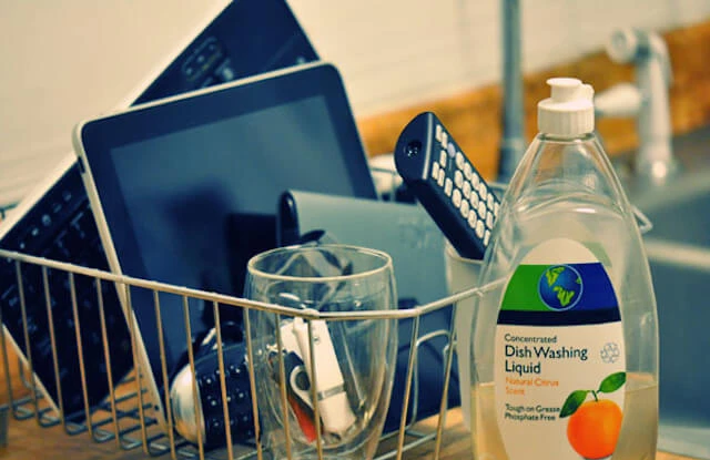 Đa số chúng ta đều lau chùi smartphone sai cách