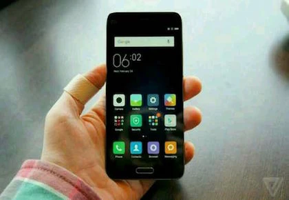 Lộ diện đối thủ “nặng kí” của iPhone SE