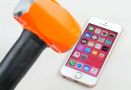 Video tra tấn iPhone SE bằng búa và dao