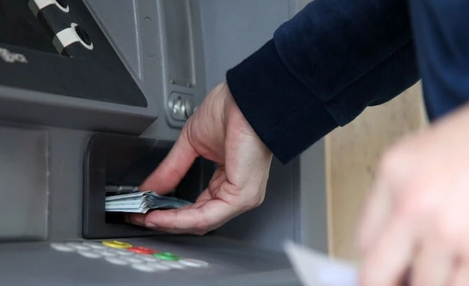 Vì sao ATM dễ dàng bị tin tặc khống chế? 