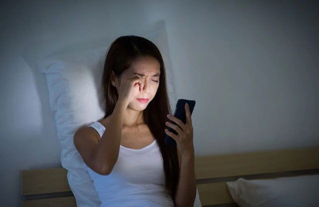 2 cách bảo vệ mắt khi sử dụng smartphone ban đêm
