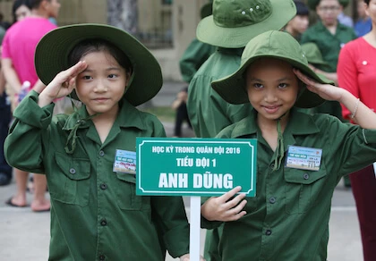 Hơn 130 'chiến sĩ nhí' tham dự học kì trong quân đội