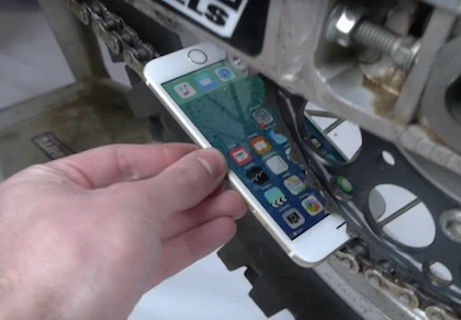 Tra tấn iPhone 6S bằng sên xe máy