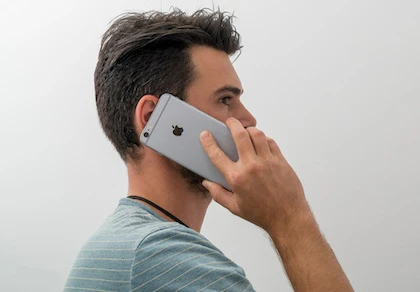 Tại sao chúng ta nên cầm smartphone bằng tay phải?