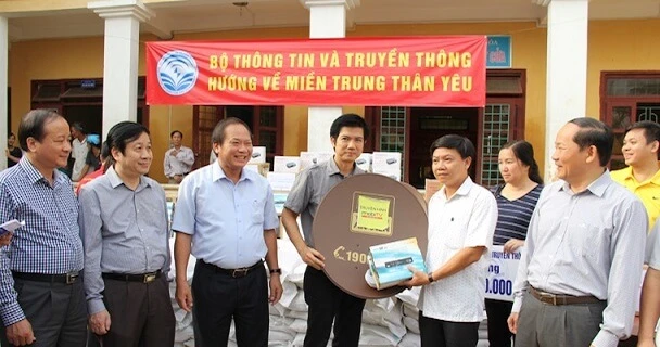 MobiFone ủng hộ đồng bào vùng lũ lụt