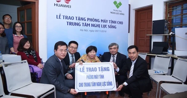 Huawei tặng phòng máy tính cho Trung tâm Nghị Lực Sống