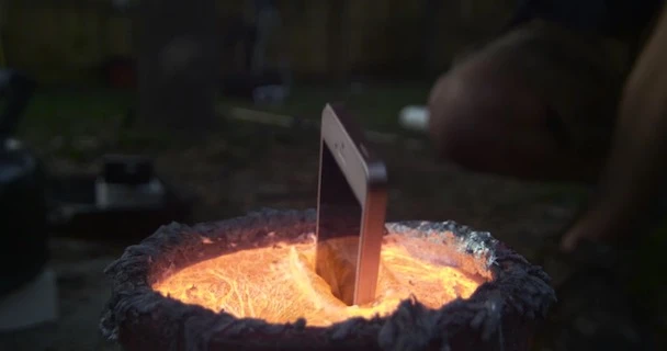 Điều gì sẽ xảy ra khi nhúng iPhone vào nhôm nóng chảy