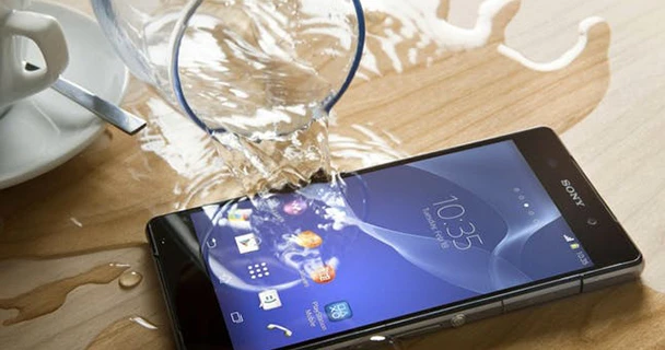 5 bước cấp cứu khi điện thoại bị 'mắc mưa'