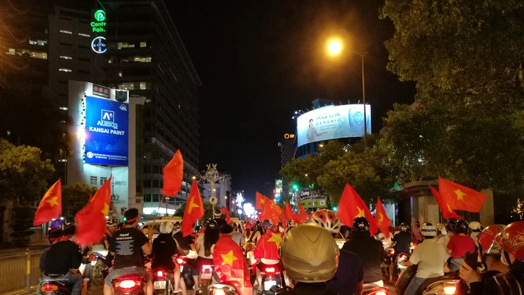 Tránh kẹt xe sau chiến thắng của U23 VN