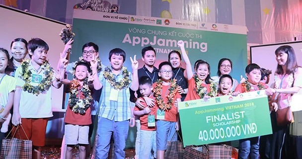 Lộ diện 2 nhóm lập trình viên 'nhí' tài năng