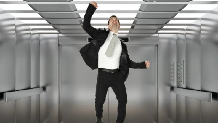 Cách sống sót khi thang máy đang rơi tự do