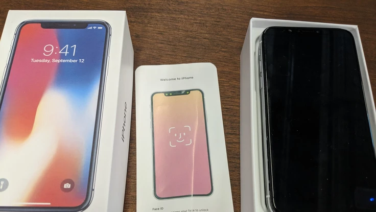 Tá hỏa vì những thứ bên trong chiếc iPhone X 2,3 triệu đồng