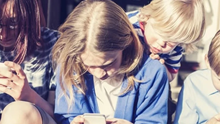 Cấm trẻ em dưới 15 tuổi sử dụng smartphone ở trường