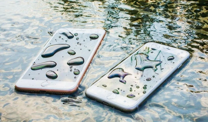 Cần làm gì khi điện thoại bị vô nước?