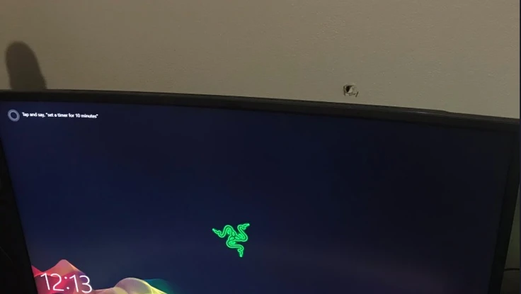 Thoát chết trong gang tấc nhờ màn hình máy tính