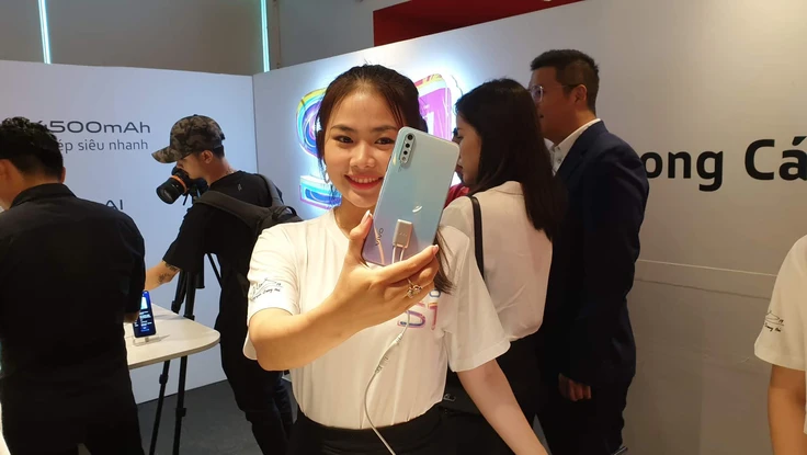 Lộ diện mẫu smartphone có camera selfie AI 32 MP