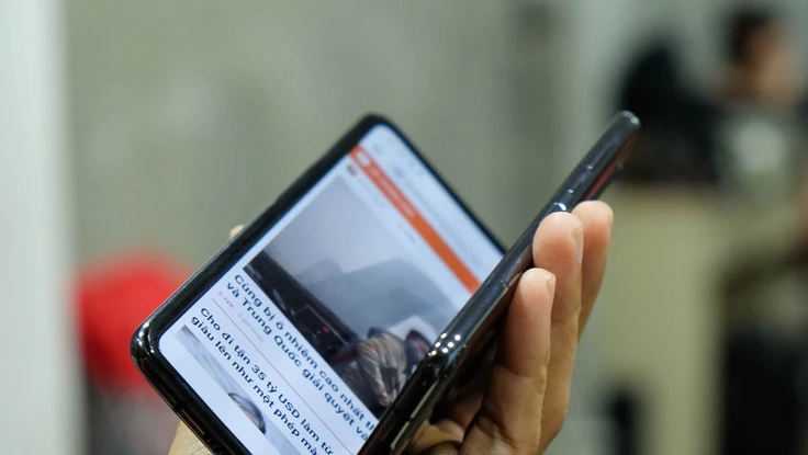 Mẫu điện thoại màn hình gập Galaxy Fold đầu tiên tại VN