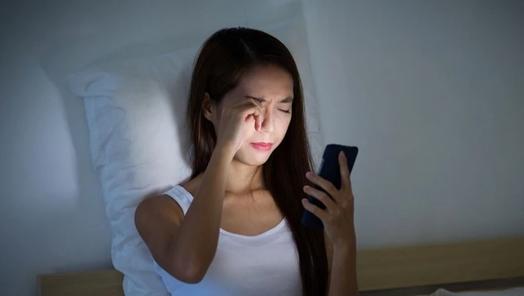 ‘Mù tạm thời’ vì sử dụng smartphone liên tục vào ban đêm