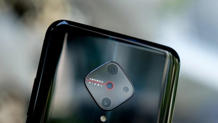 Trên tay chiếc smartphone có cụm camera lạ mắt