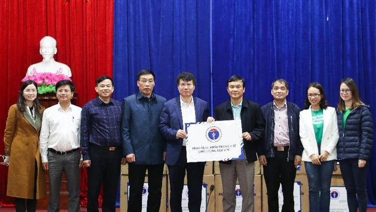 Hơn 100.000 khẩu trang được trao tặng cho các trung tâm y tế