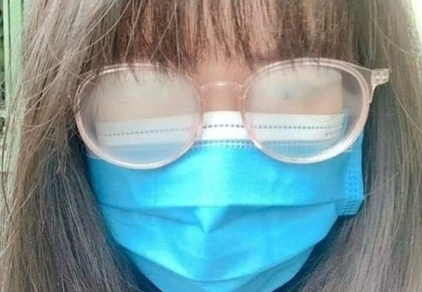 Mẹo để mắt kính ít bám hơi nước khi đeo khẩu trang và lái xe