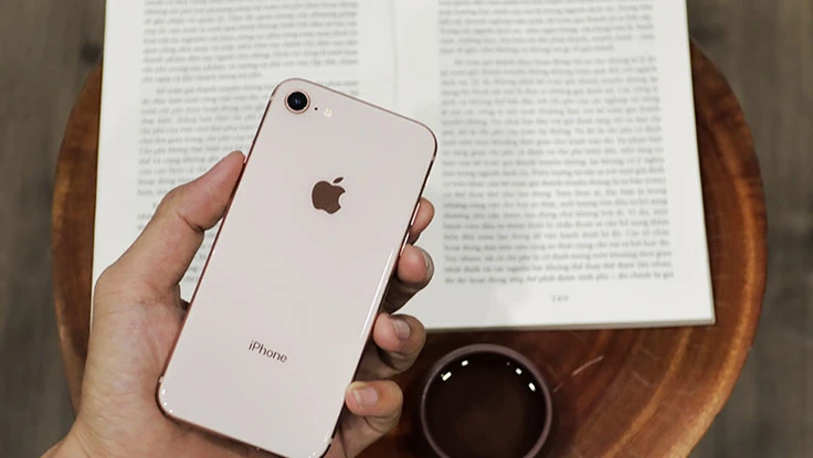 iPhone 8 giảm giá chỉ còn 6,4 triệu đồng