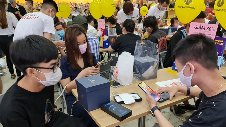  iPhone 12 chính hãng tăng doanh số bất ngờ 