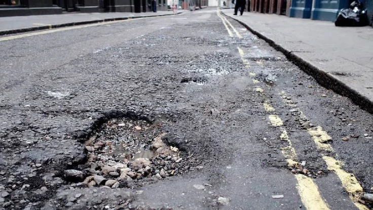 2 ứng dụng giúp cảnh báo ổ gà khi lái xe trên đường