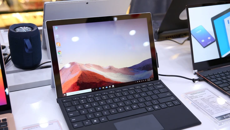 Mua máy tính để học online, một tháng sau mới giao hàng