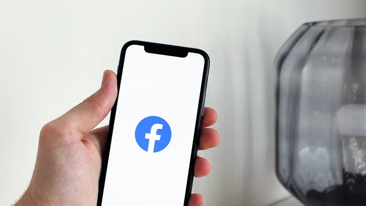 Apple đe dọa gỡ bỏ Facebook khỏi kho ứng dụng?