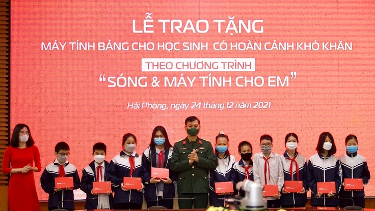 Hơn 37.000 máy tính bảng đã được trao cho các em học sinh khó khăn