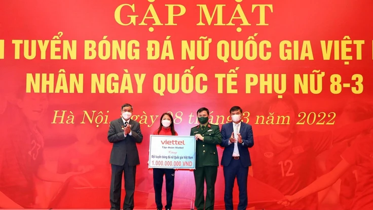 Viettel tặng 1 tỉ đồng cho đội bóng đá nữ nhân dịp 8-3