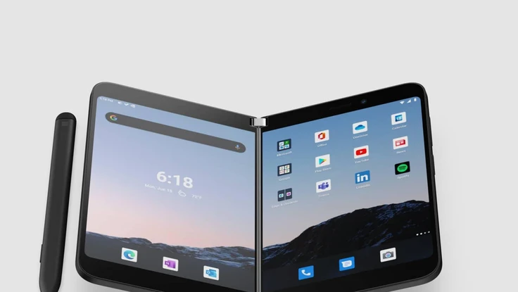 Bill Gates sử dụng điện thoại gập, nhưng đó không phải là Surface Duo 2 của Microsoft