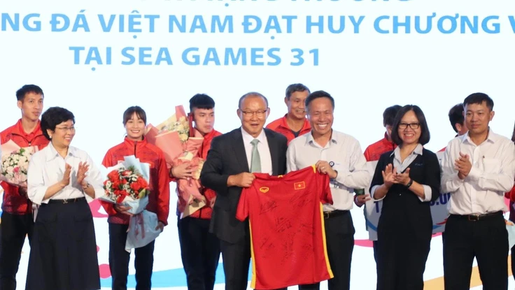 Các cầu thủ nhận cơn mưa tiền thưởng sau khi vô địch SEA Games 31